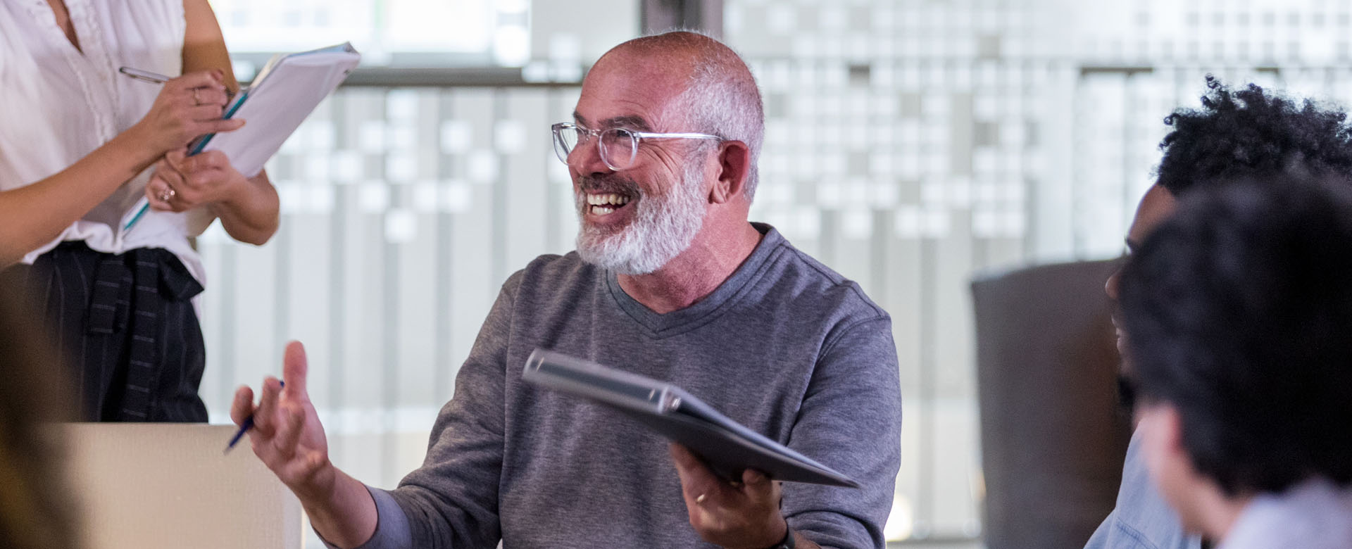 Un futur retraité reçoit des conseils au sein de son entreprise